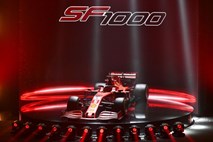 Ferrari v gledališču predstavil dirkalnik za novo sezono