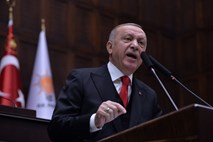 Erdogan zagrozil z napadi na sirske sile po vsej Siriji