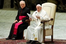 Papež se ni odločil za delno odpravo celibata