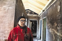 Ognjeni zublji in voda uničili hišo