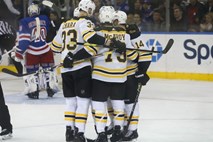 #video Boston z zmago ostaja na vrhu lige NHL