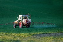 Ameriškemu kmetu stomilijonska odškodnina zaradi škodljivih učinkov herbicida