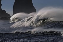 #video Ladjo duhov, ki je tavala po Atlantiku, naplavilo na irsko obalo