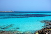 Sardinija v boju proti množičnemu turizmu omejila obisk znamenite plaže