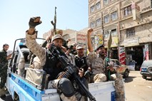 Konvoj vozil z jemenskim ministrom naletel na mino, osem mrtvih