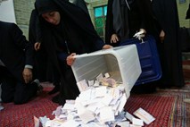 V Iranu prvi neuradni izidi kažejo na zmago konservativcev