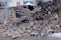Potres ob meji med Iranom in Turčijo zahteval več življenj
