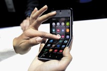 #video Je Samsung lagal glede pregibnega steklenega zaslona?