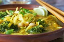 Bučna juha z brokolijem in špageti