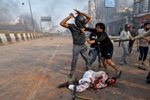 V izgredih na protestih v Indiji več mrtvih