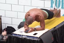 #video Pri 62 letih postavil svetovni rekord v »plankanju«