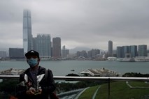 V Hong Kongu za vsakega polnoletnega stalnega prebivalca dobrih tisoč evrov gotovine