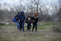 Na grško-turški meji spopadi med migranti in policijo