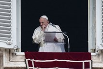 Papež zaradi prehlada odpovedal načrtovan duhovni oddih