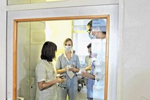 Širše testiranje za novi koronavirus: bris  tudi ob kašlju po vrnitvi iz Hrvaške