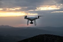 Leteči stolpi za mobilne telefone: Ali bi lahko droni prinesli internet na oddaljena območja?