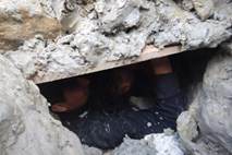 #foto Zakopani v glino so skušali vstopiti v Slovenijo