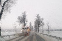 #foto Največ snega na severozahodu Slovenije, previdno v prometu