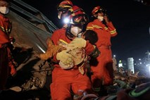 #foto V zrušenju hotela na Kitajskem najmanj šest mrtvih
