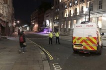 Policija v Londonu ubila moškega z nožema