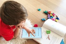 Startup Hopalai z aplikacijo za učenje branja Kobi v pomoč šolarjem na domu