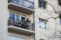 #video Tudi v Ljubljani petje na balkonih za tiste, ki so doma