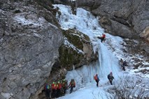 #video Alpinist padel čez zaledenel slap, PZS obisk gora odsvetuje