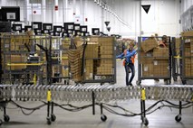 Amazon v ZDA zaposluje, Volkswagen v Evropi zapira vrata 
