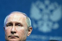 Putin se po 20 letih na oblasti nima za carja