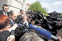 Janševa vlada bi iz novinarskih konferenc izključila – novinarje