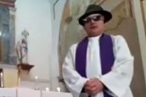 #video Neljuba napaka italijanskega duhovnika med mašo nasmejala medmrežje