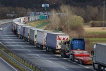Bruselj poroča o znatno krajših kolonah tovornjakov na mejah 