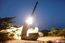 Severna Koreja preizkusila "super velik" raketni lanser 