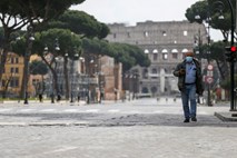 Napovedi »zelo dolge« karantene v Italiji, V Franciji največ smrtnih žrtev v enem dnevu  