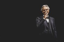 Italijanski tenorist Andrea Bocelli za veliko noč iz prazne milanske katedrale 