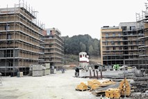 Gradnja stanovanj stanovanjskega sklada ob varnostnih ukrepih teče naprej