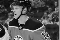 Zaradi možganske krvavitve umrl 25-letni hokejist Edmonton Oilers