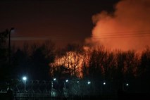 V BiH izbruhnil požar v šotorskem naselju za karanteno ob meji