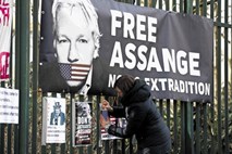 Assange  med bivanjem na ekvadorskem veleposlaništvu dvakrat postal oče