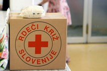 Mariborčan odvrgel smeti in hrano iz paketov pomoči