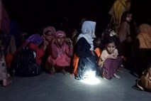 Bangladeš na morju rešil več sto sestradanih Rohingov
