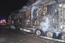 #foto Na hitri cesti v Vipavi zgorel tovornjak s kartonom