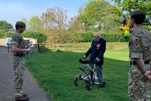 #video dneva 99- letni vojni veteran  s hojo po vrtu zbral skoraj 21 milijonov evrov