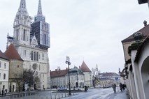 V Zagrebu z nadzorovano eksplozijo odstranili v potresu poškodovani vrh katedrale