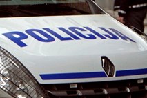 Mladoletnik z ukradenim kombijem namerno trčil v policijsko vozilo 