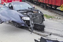 Mladi voznik imel srečo, pešec po trku z vlakom umrl