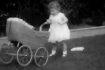 #video Ob kraljičinem rojstnem dnevu objavili zaseben posnetek iz otroštva