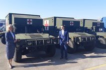 ZDA podarile Sloveniji pet vojaških terenskih reševalnih vozil
