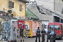 #foto Policijsko-občinsko-gasilska smešnica z Janševim grafitom