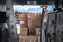 Kitajska Sloveniji poslala 12 ton zaščitne opreme